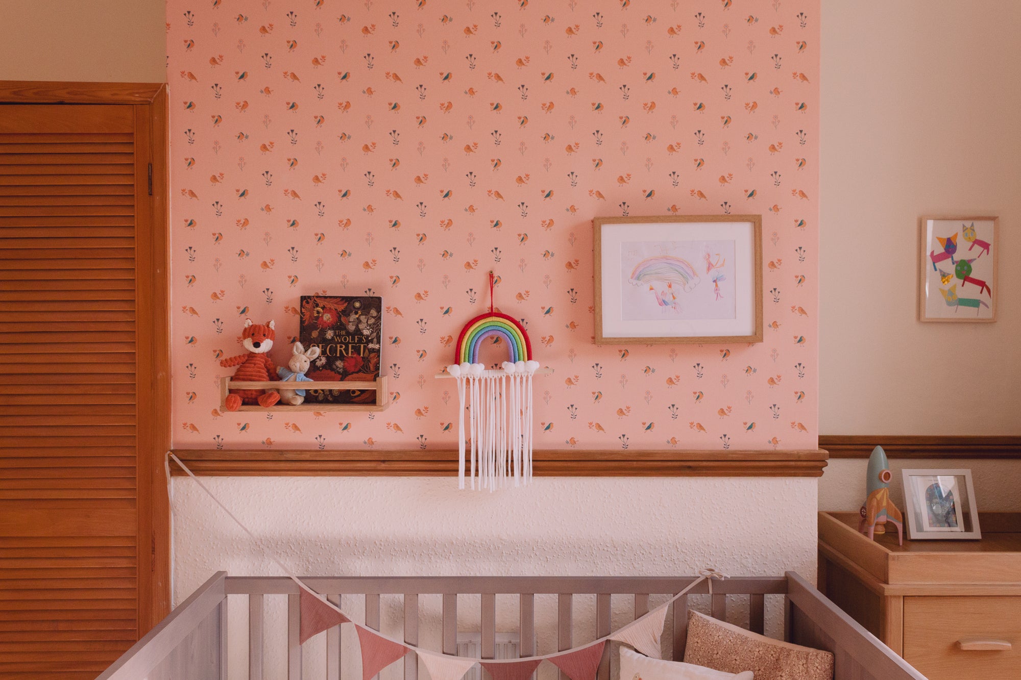 Non-toxic pink wallpaper in Japandi-inspired cozy kids' bedroom