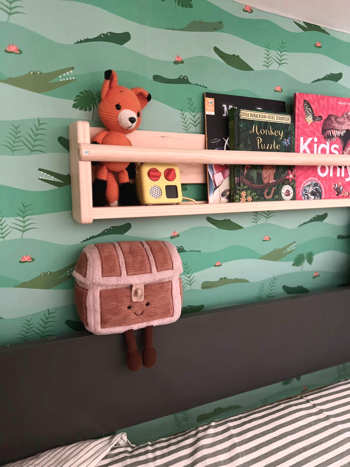 Cute crocodile wallpaper pattern for kids